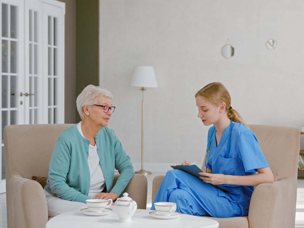 Enfermera en consulta con mujer mayor