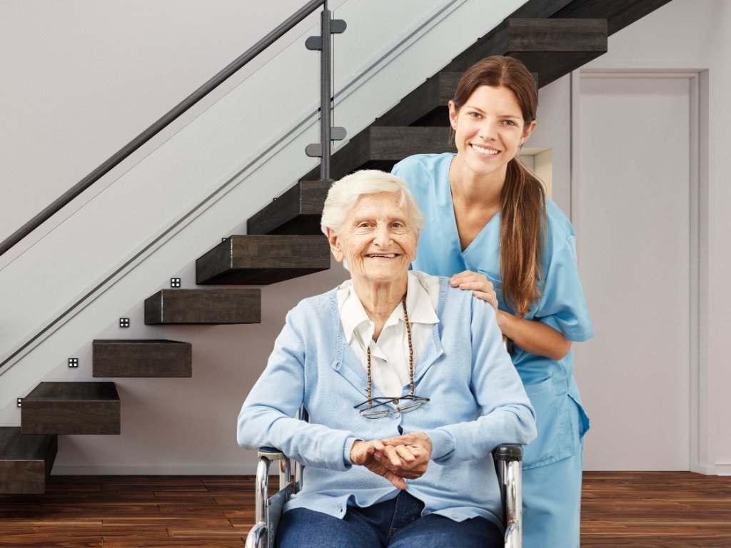 Enfermera acompñanado a mujer mayor